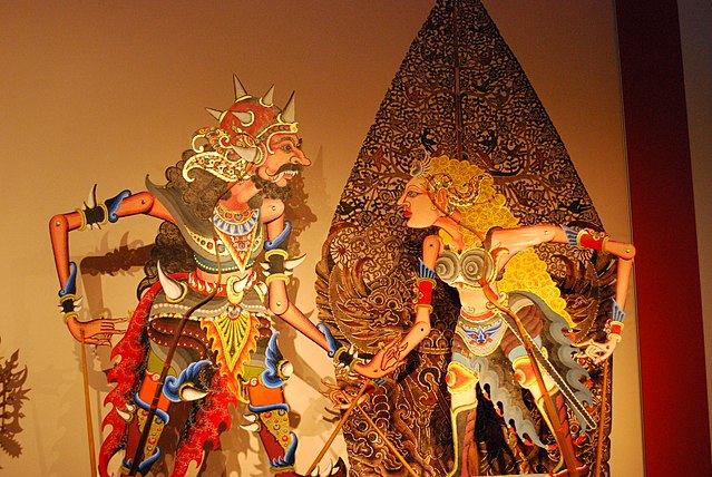 640px-2_painted_wayang_puppets