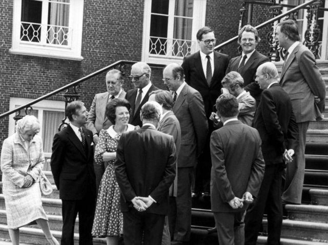 640px-De_ministers_die_deel_uitmaken_van_het_derde_kabinet_Van_Agt_op_de_trappen_van_Paleis_Huis_ten_Bosch_in_'s-Gravenhage._D_-_SFA001009248