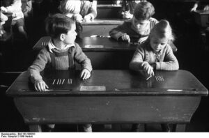 u333-Bundesarchiv_Bild_183-S88281_Berlin_Rechenunterricht_einer_ersten_Klasse