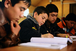 u334-640px-Afghan_students_study_English_in_a_school_outside_Mazar-e-Sharif_4401268673