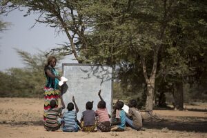 u334-African_teacher_teaching_under_a_tree