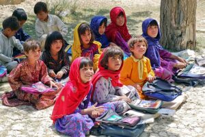 u334-Schoolgirls_in_Bamozai