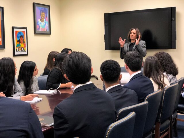 u335-Kamala_Harris_speaking_with_interns_and_fellows_-_Dec_2018