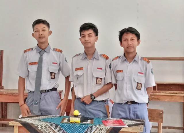 u335-Three_vocational_school_students_in_Indonesia_won_2nd_place_after_a_quiz_match_at_school2023.JP_