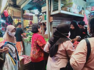 u336-Aktivitas_Pembeli_dan_Pedagang_di_Pasar_Ciruas