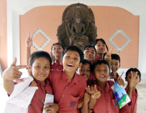 u336-Indonesian_kids_in_Museum