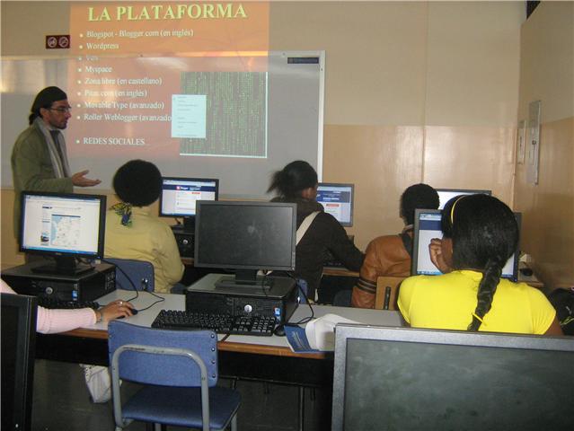 u336-Maurizio_Ali_during_a_workshop_with_internal_displaced_people_at_Universidad_Santo_Tomas_Bogota_Colombia
