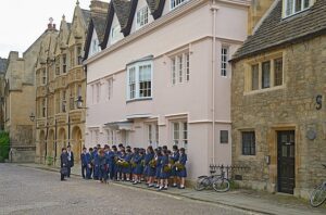 u337-A_group_of_Chinese_students_at_Oxford._UK