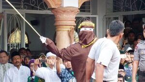 u337-Aceh_caning_2014_VOA
