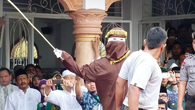 u337-Aceh_caning_2014_VOA