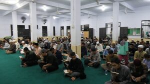 u337-Membaca_Alquran_sembari_menunggu_salat_Isya