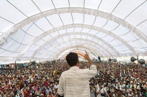 u337-Rajagopal_speaking_to_25000_people_Janadesh_2007_India