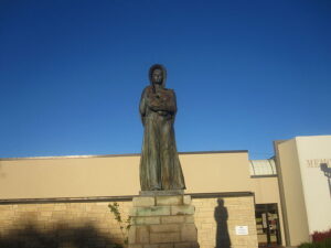 u344-640px-Pioneer_Mother_of_KS_statue_Liberal_KS_IMG_5983