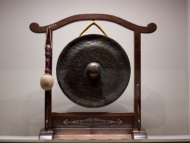 u344-Nezu_Museum_Gong-20091020-RM-111948